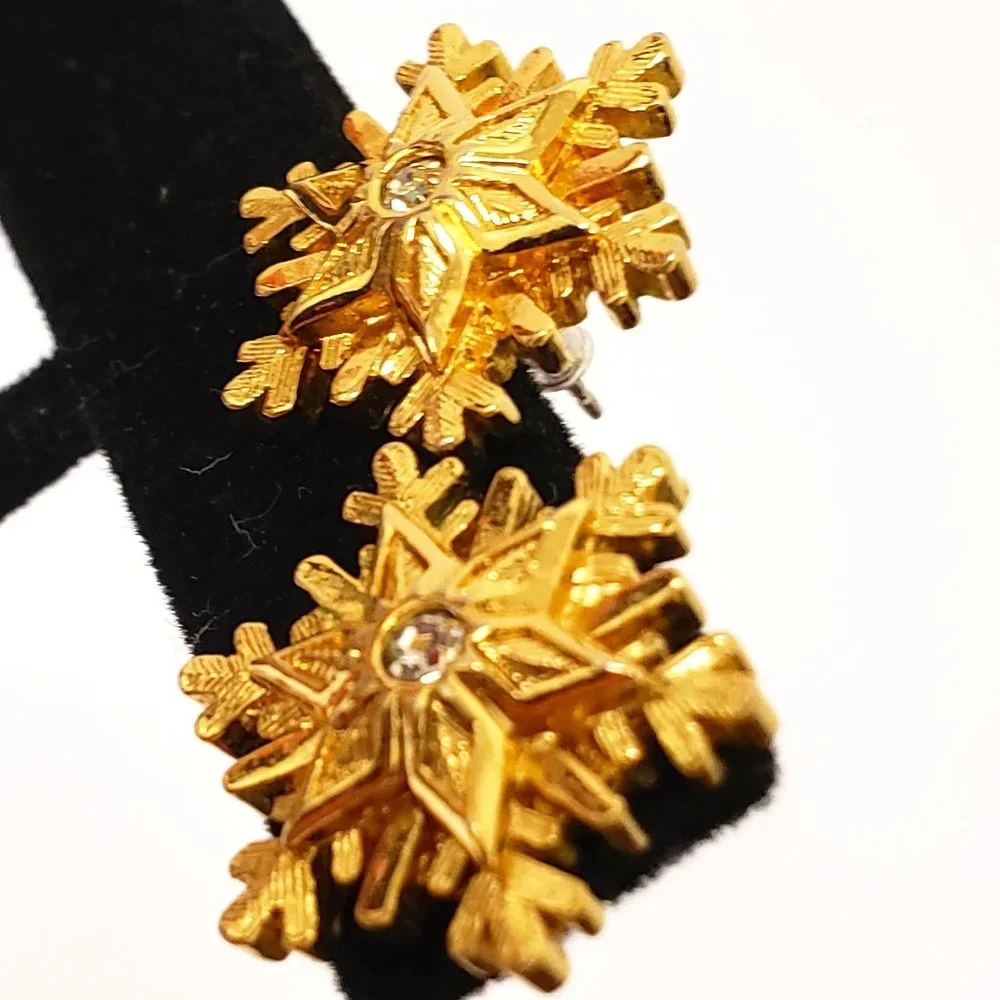 Vintage AVON 3D Gold Finish SNOWFLAKE Pierced Earrings with Rhinestone Accent